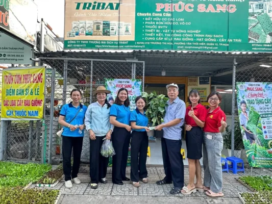 Hoạt động trao tặng 10.000 cây giống rau và 200 chậu cây dược liệu của Vườn Ươm Cây Giống Phúc Sang cho Chi hội Phụ nữ Khu phố 19, phường Tân Thới Hiệp nhằm gây quỹ thiện nguyện, hỗ trợ an sinh xã hội và hưởng ứng Ngày Môi trường Thế giới 2026.