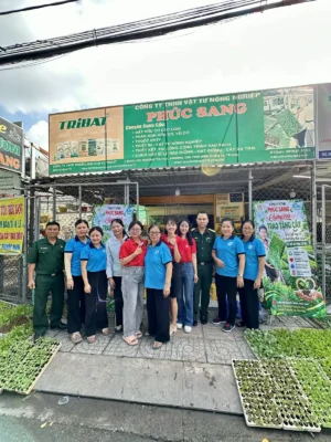 Hoạt động trao tặng 10.000 cây giống rau và 200 chậu cây dược liệu của Vườn Ươm Cây Giống Phúc Sang cho Chi hội Phụ nữ Khu phố 19, phường Tân Thới Hiệp nhằm gây quỹ thiện nguyện, hỗ trợ an sinh xã hội và hưởng ứng Ngày Môi trường Thế giới 2026.