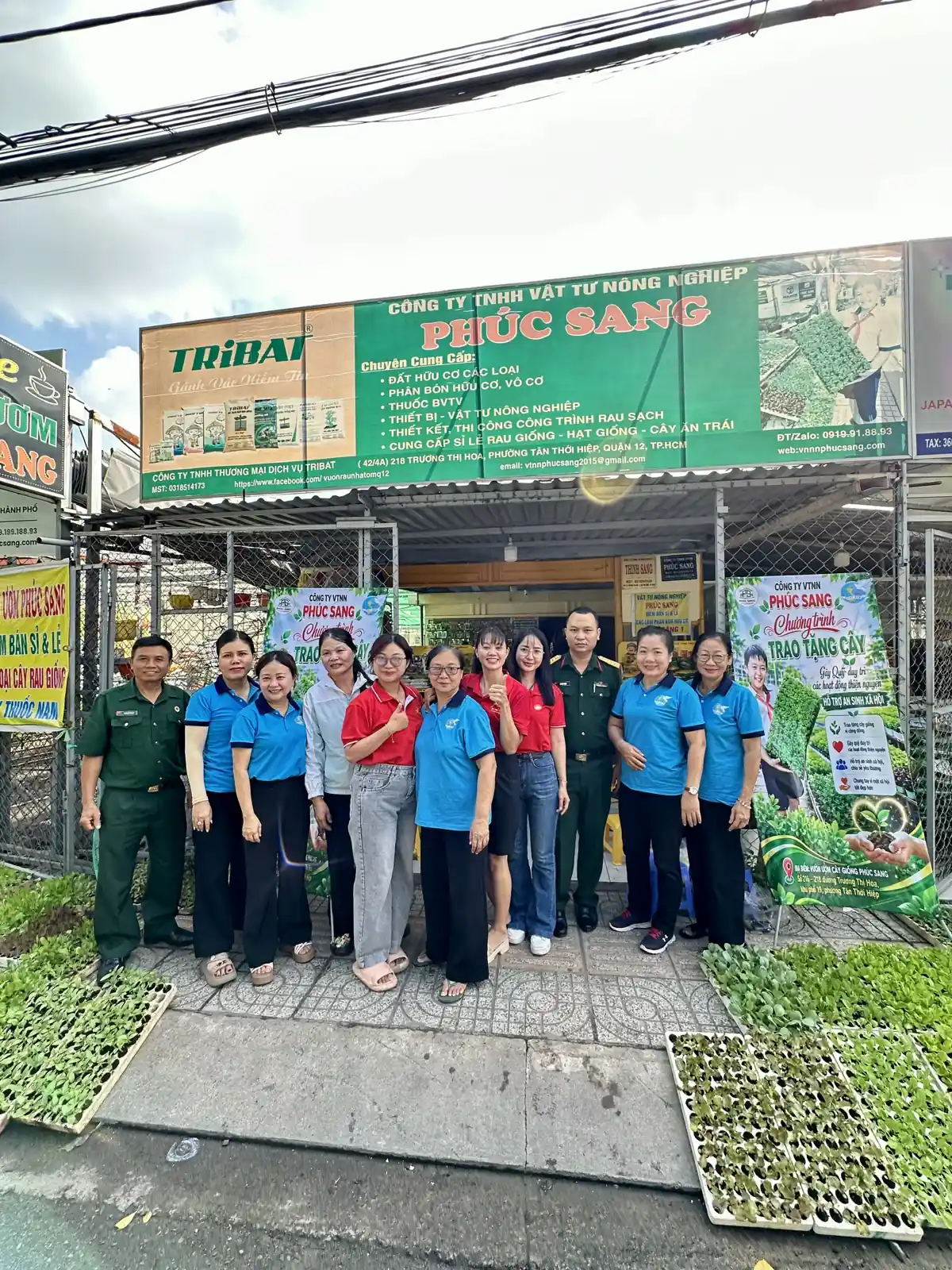 Hoạt động trao tặng 10.000 cây giống rau và 200 chậu cây dược liệu của Vườn Ươm Cây Giống Phúc Sang cho Chi hội Phụ nữ Khu phố 19, phường Tân Thới Hiệp nhằm gây quỹ thiện nguyện, hỗ trợ an sinh xã hội và hưởng ứng Ngày Môi trường Thế giới 2026.