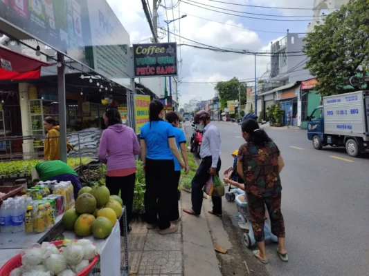 Hoạt động trao tặng 10.000 cây giống rau và 200 chậu cây dược liệu của Vườn Ươm Cây Giống Phúc Sang cho Chi hội Phụ nữ Khu phố 19, phường Tân Thới Hiệp nhằm gây quỹ thiện nguyện, hỗ trợ an sinh xã hội và hưởng ứng Ngày Môi trường Thế giới 2026.